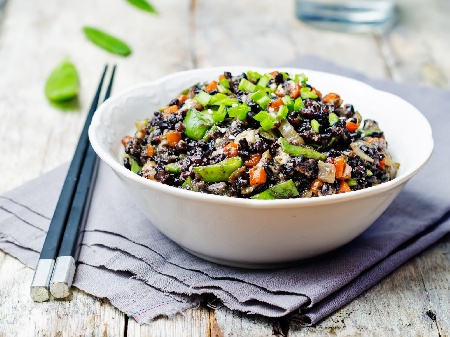 Гарнитура от черен ориз със зеленчуци - лук, морков и чушка - снимка на рецептата